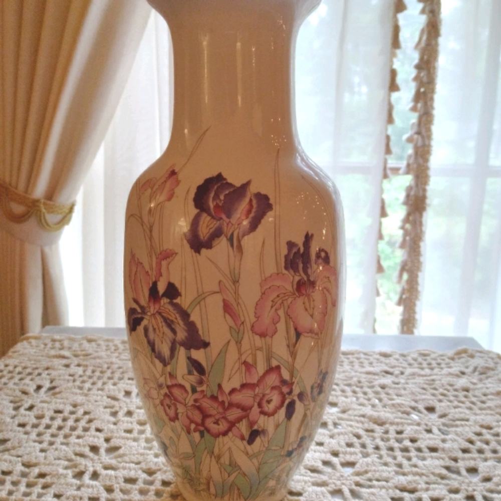 Vintage Japanese Lake Iris Vase- Original Box